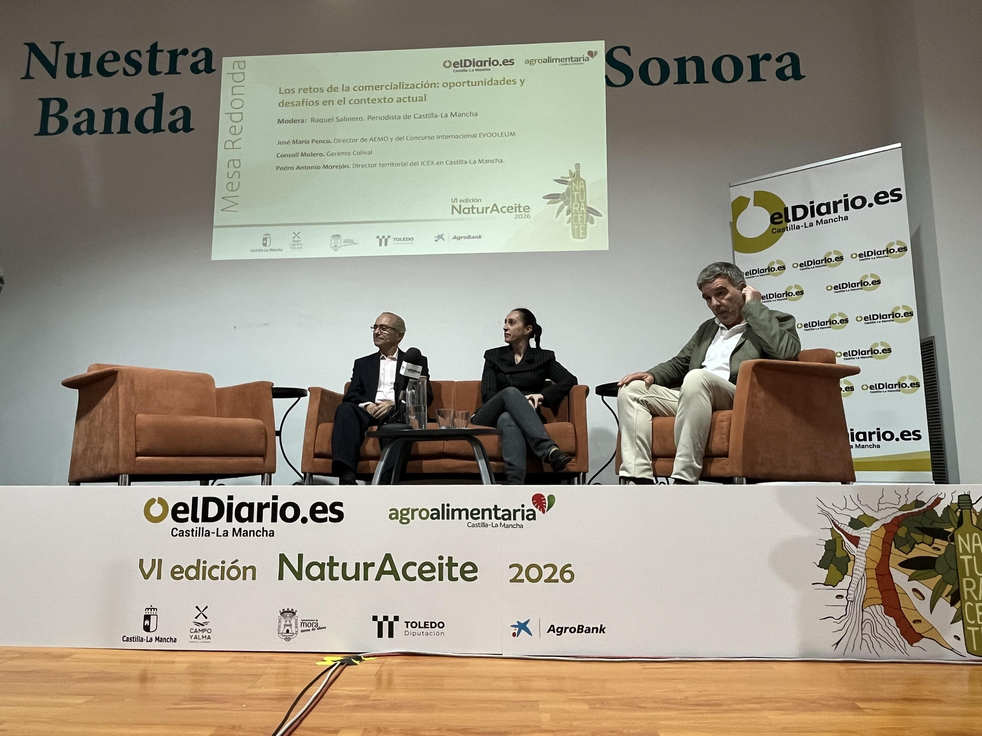 Pedro Antonio Morejón, director territorial del ICEX en Castilla-La Mancha; Consoli Molero, gerente de Colival; y José María Penco, director de AEMO y del Concurso Internacional EVOOLEUM durante la primera mesa de debate de NaturAceite 2026