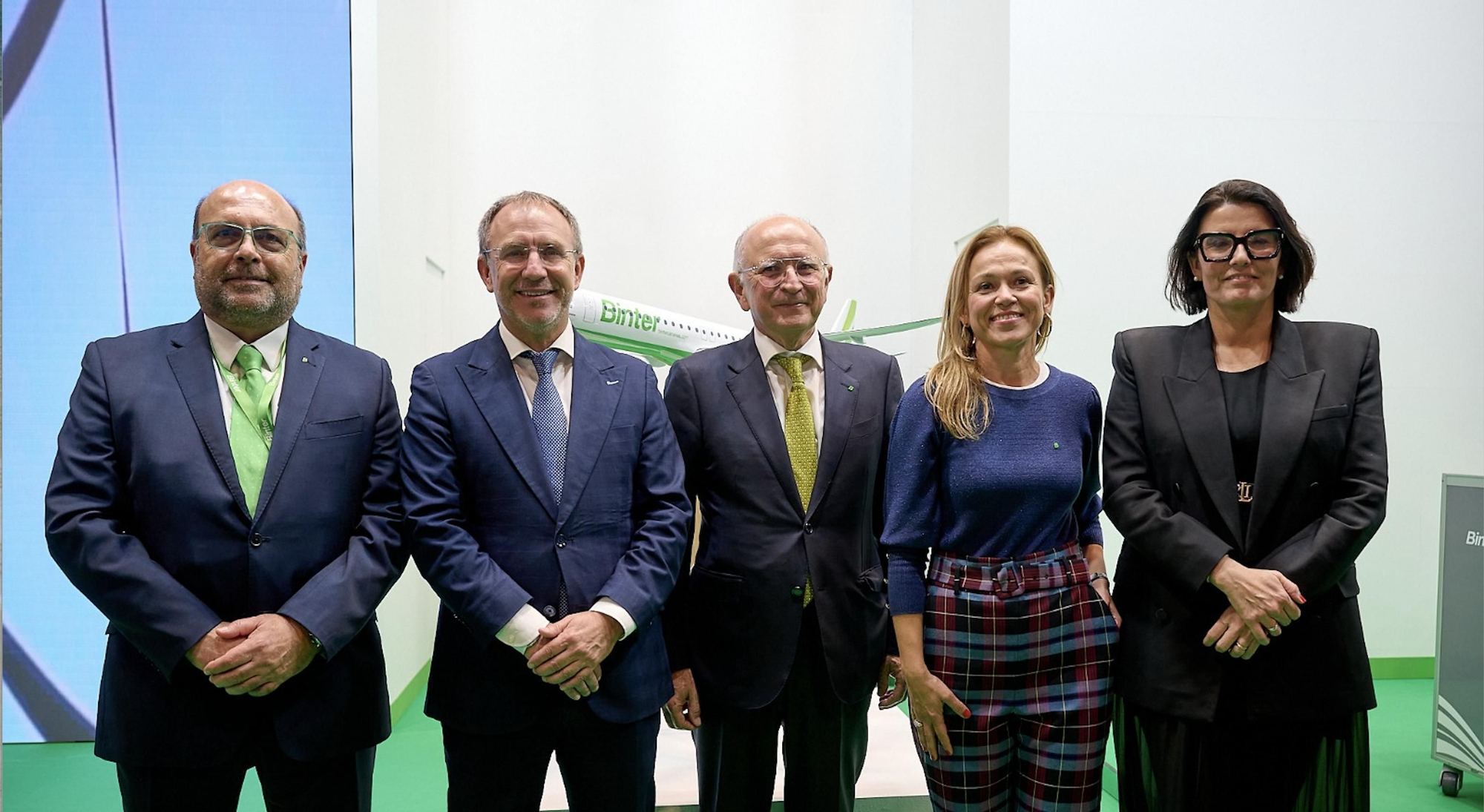 Responsables de Binter y el Cabildo en Fitur.