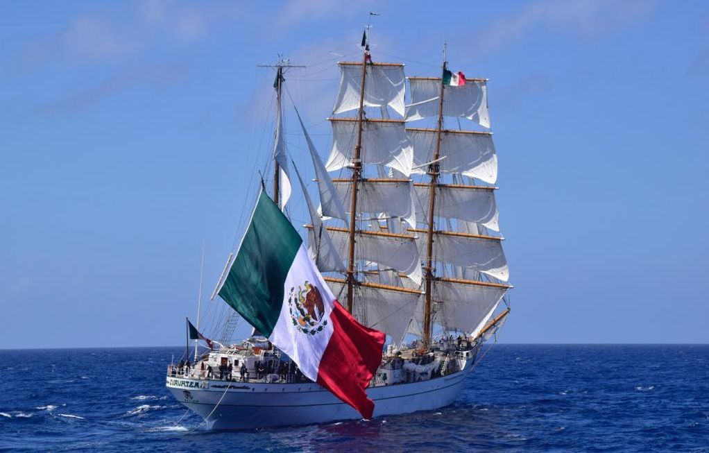 El Cuauthémoc, navegando con su bandera nacional ondeando en popa