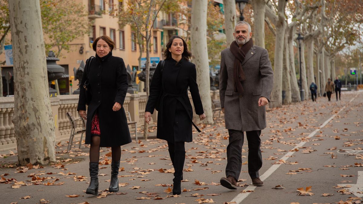 Archivo - La presidenta de Ciudadanos, Inés Arrimadas, junto al líder de Cs en Cataluña, Carlos Carrizosa, y a la secretaria general del partido, Marina Bravo.