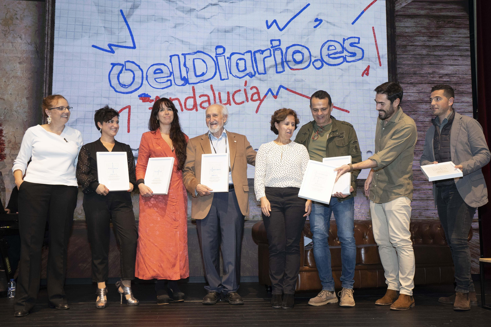 Foto de familia de los premiados y premiadas.