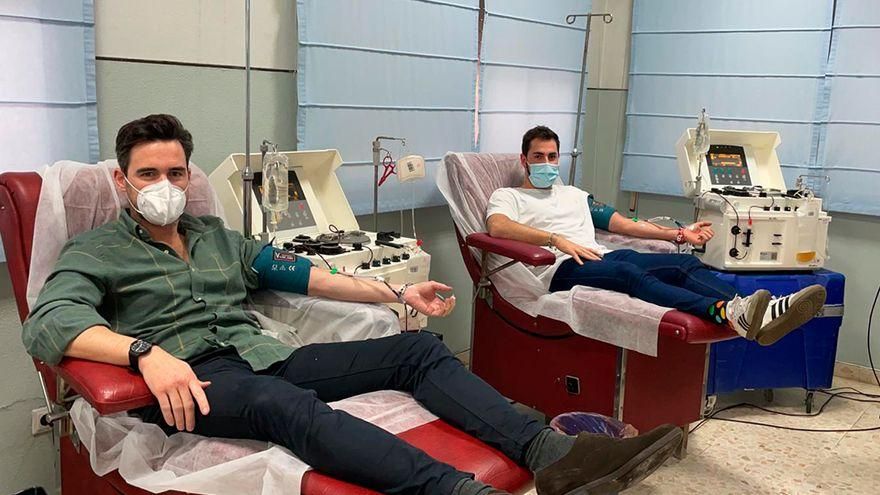Ángel Carrero y José María Prieto durante la donación de plasma.
