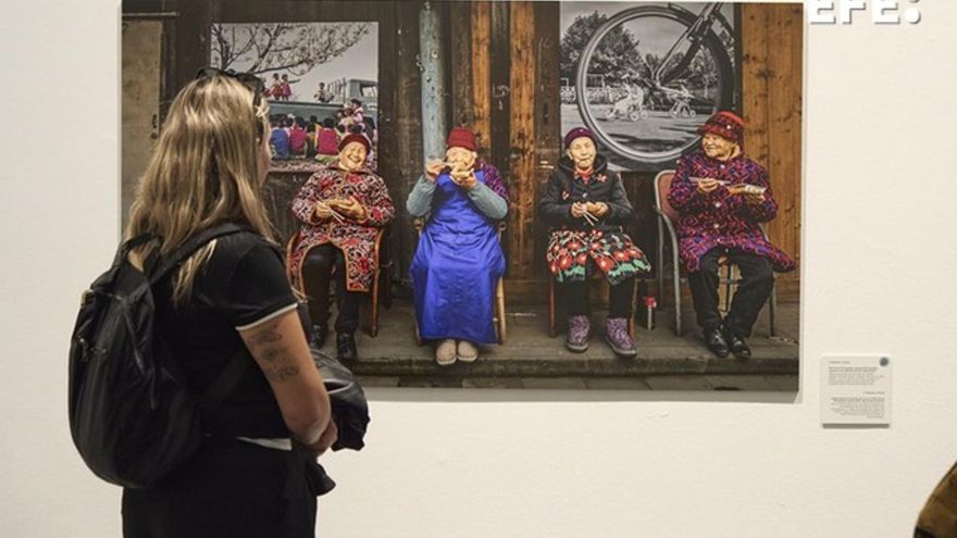 La felicidad que da la comida rebosa en las fotografías gastronómicas expuestas en Vitoria