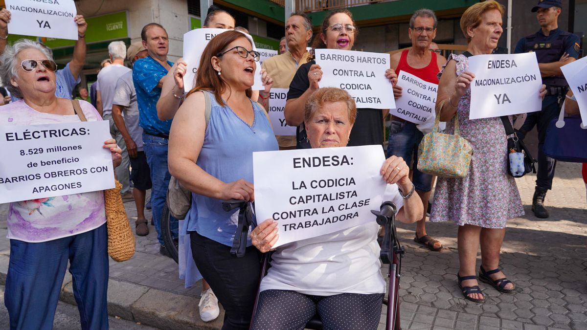 Manifestantes en la concentración antes la oficina de Endesa, a 29 de junio de 2023 en Sevilla, (Andalucía, España).