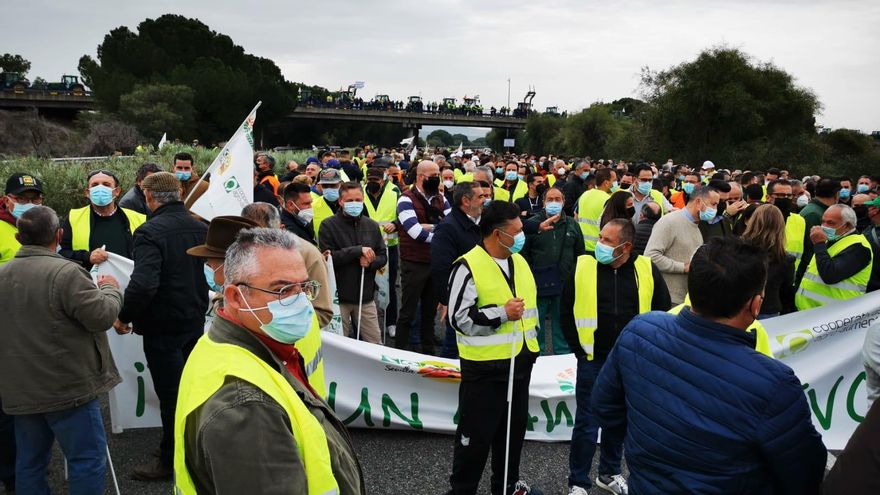 Los manifestantes ocuparon los dos carriles de la AP-4.
