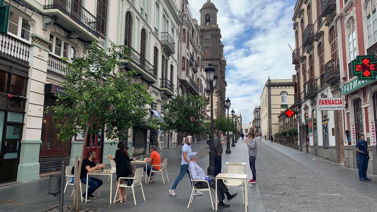 Cafetería con su terraza abierta en Vegueta, en Las Palmas de Gran Canaria