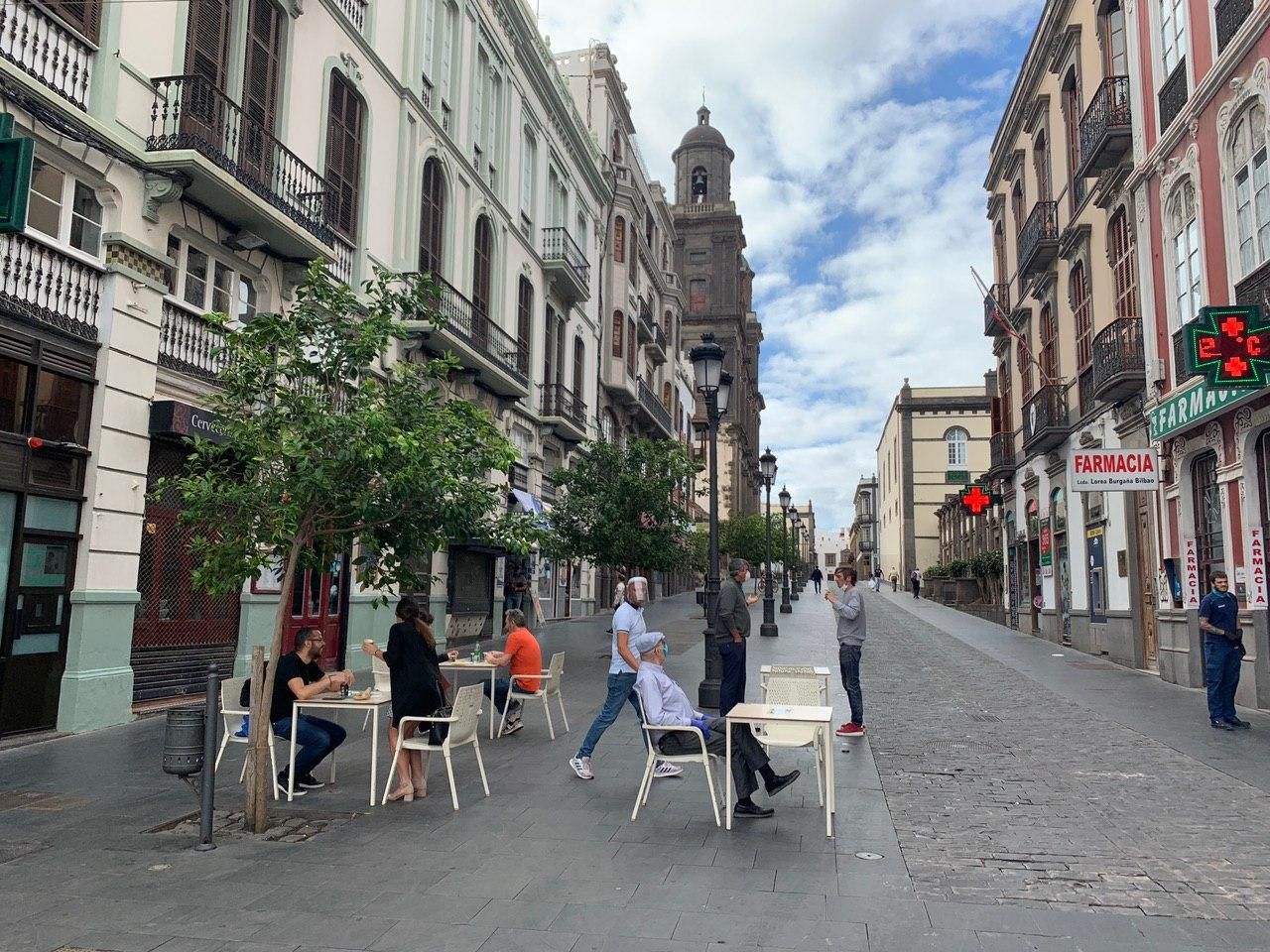 Cafetería con su terraza abierta en Vegueta, en Las Palmas de Gran Canaria
