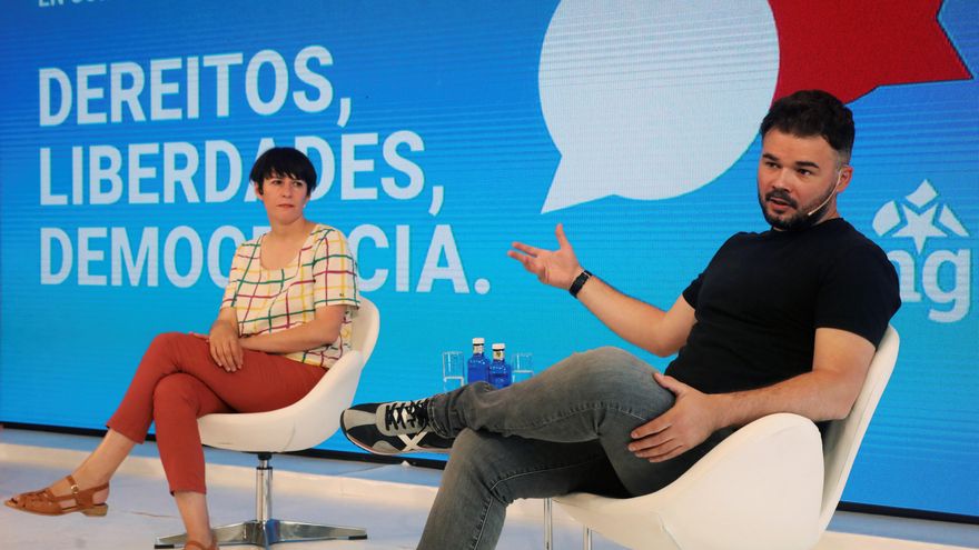 La portavoz nacional del BNG, Ana Pontón, y el portavoz de ERC en el Congreso, Gabriel Rufián, conversan esta mañana en Santiago de Compostela antes de iniciar la charla-coloquio 'Dereitos, liberdade, democracia'. EFE/Xoán Rey