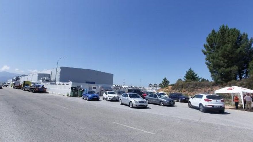 César Sánchez / ICAL. Los trabajadores de LM Windpower bloquean la salida de la producción de la factoría de Ponferrada