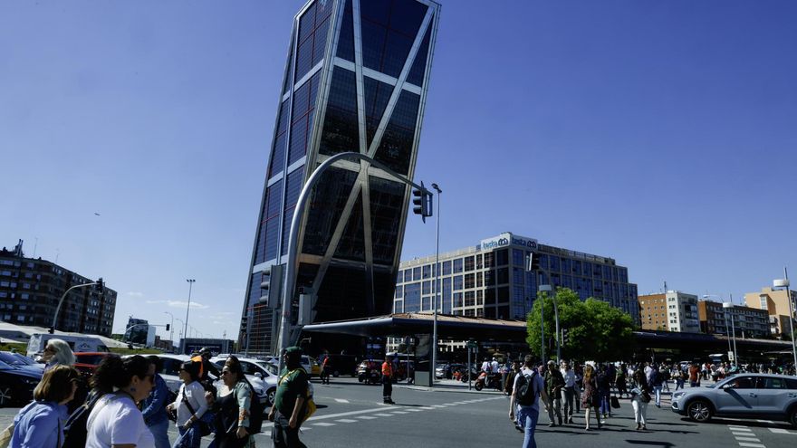 Plaza Castilla este lunes, durante el apagón en Madrid. EFE/ Blanca Millez