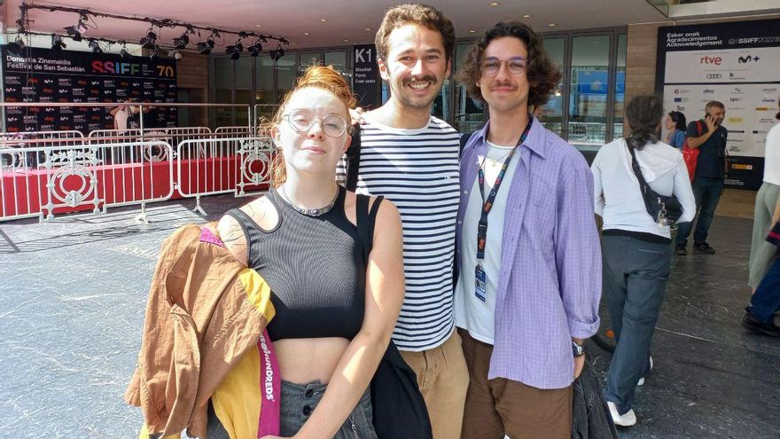 Johana, Thomas y Aurel en la entrada del Kursaal tras haber conseguido sus acreditaciones para el festival
