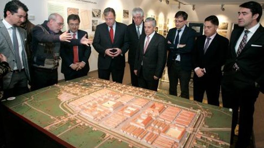 Carlos S. Campillo / ICAL El alcalde de León, Emilio Gutiérrez, inaugura oficialmente la Casona de Puerta Castillo, un acto al que asisten el consejero de Fomento y Medio Ambiente, Antonio Silván, y el director general de Patrimonio, Enrique Sáiz, entre otros