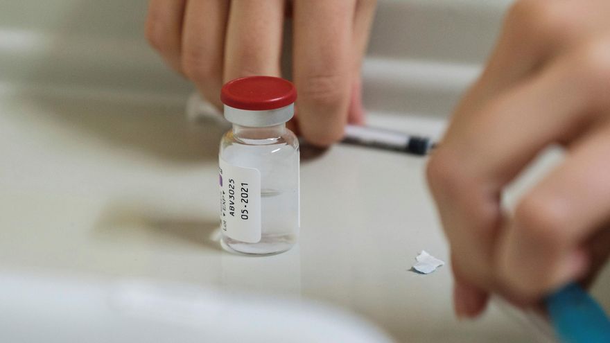 Un sanitario se preparan para administrar una dosis de la vacuna AstraZeneca. EFE/ Sergio G. Cañizares/Archivo