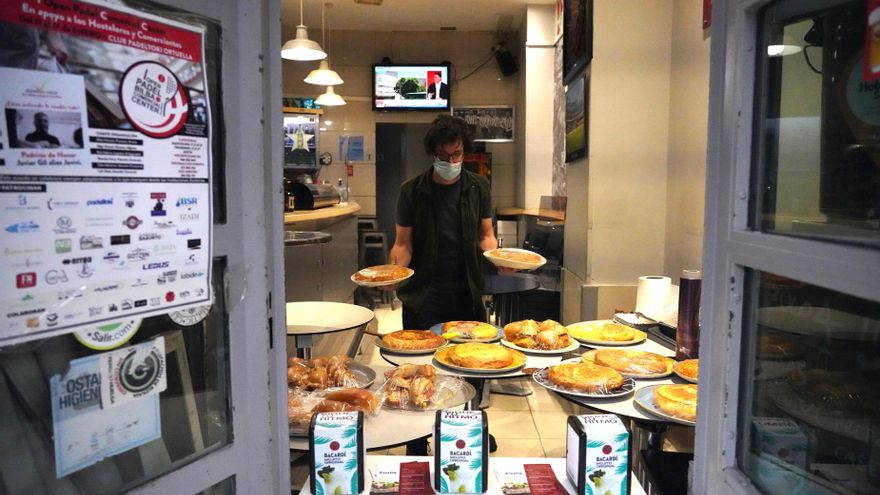 Archivo - Un establecimiento de hostelería de Bilbao prepara comida para llevar ante el nuevo cierre en la capital vizcaína