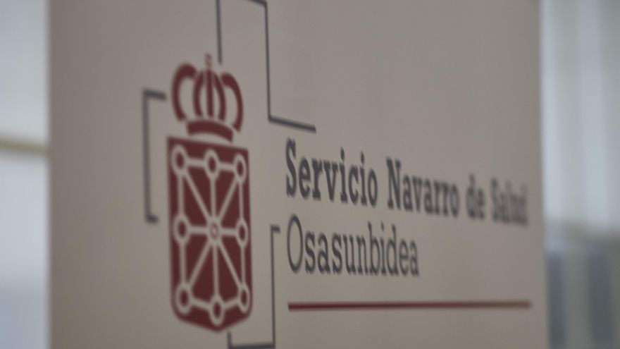 Archivo - Cartel anunciador del servicio navarro de salud en el Antiguo colegio de Maristas, a 10 de abril de 2021, en Pamplona, Navarra (España)