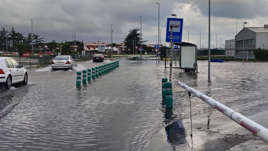 Agua acumulada en la zona del aeropuerto Seve Ballesteros Santander