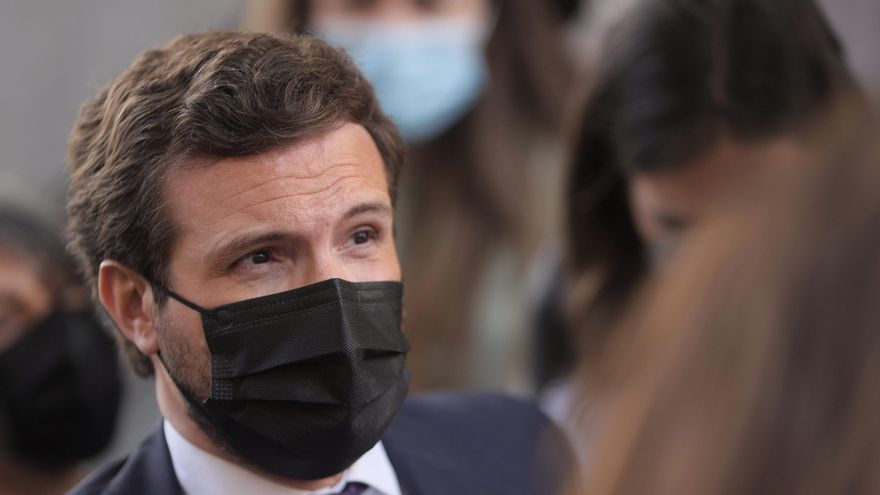 El líder del PP, Pablo Casado, en las inmediaciones del Congreso donde se celebra una sesión de control al Gobierno, a 26 de mayo de 2021, en el Congreso de los Diputados, Madrid, (España).