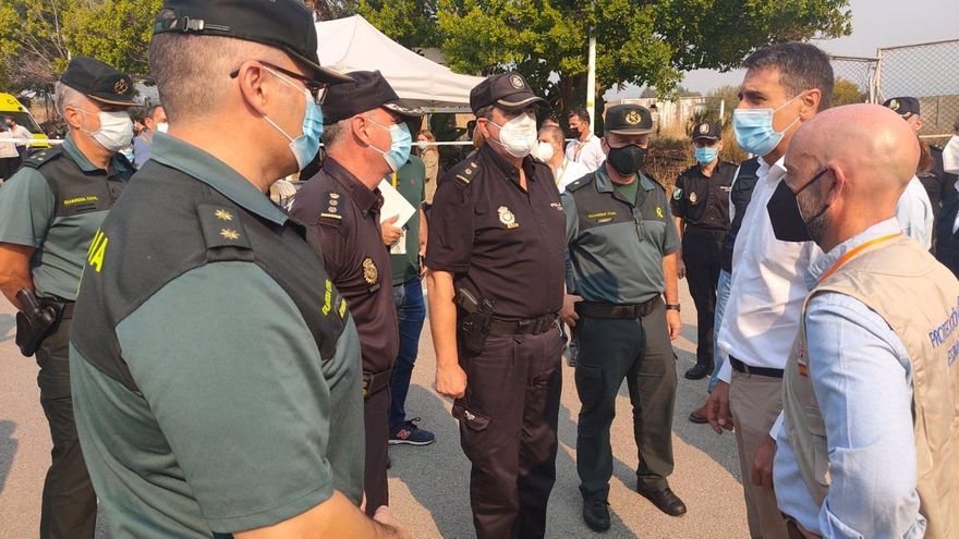 El delegado del Gobierno en Andalucía, Pedro Fernández, en el puesto de mando del incendio