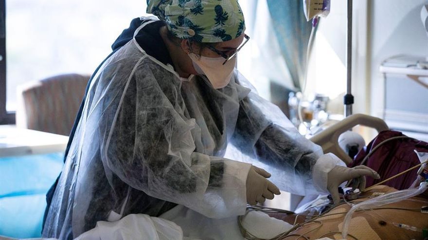 Una enfermera atiende a un paciente con Covid-19 en la UCI del Centro médico Sharp Chula Vista, el 6 de febrero de 2021