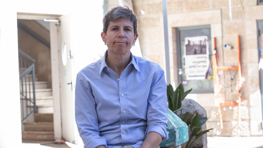 Sarit Michaeli tras la entrevista con elDiario.es en una calle de Jerusalén.