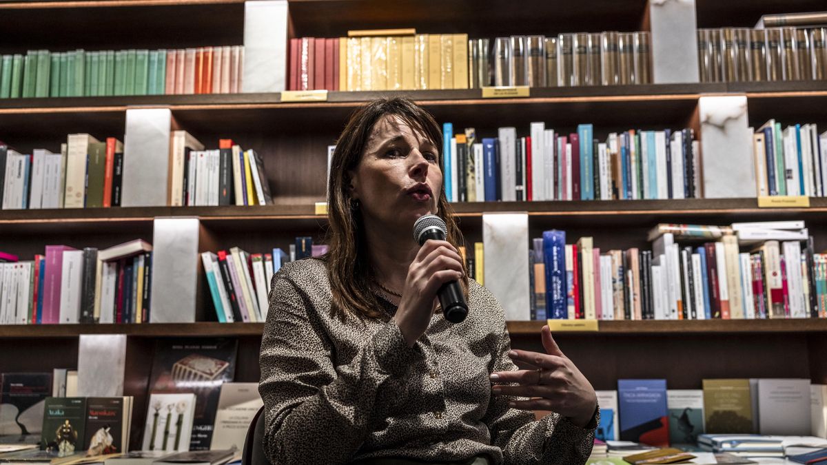 La periodista brasileña Betina Anton, durante la presentación de su libro en Barcelona