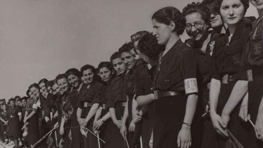 Miembros de la Sección Femenina celebran el primer Aniversario de la Unificación en el 'Campo de la Victoria' de Zaragoza. Abril de 1938.