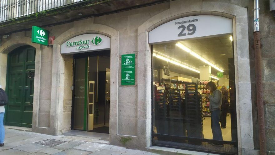 ¿Para turistas o para vecinos? Polémica por la llegada de Carrefour Express a la zona vieja de Santiago