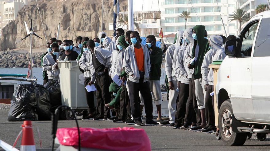 Un grupo de migrantes en el muelle de Arguineguín, Gran Canaria