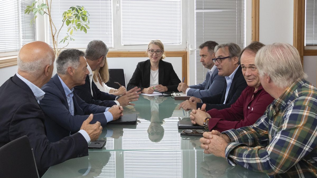 La consejera de Cultura, Turismo y Deporte, Eva Guillermina Fernández, preside la reunión del Consejo de Administración de CANTUR.