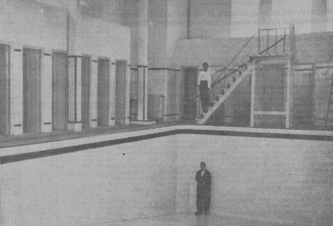 Piscina vacía de la casa de baños de La Guindalera