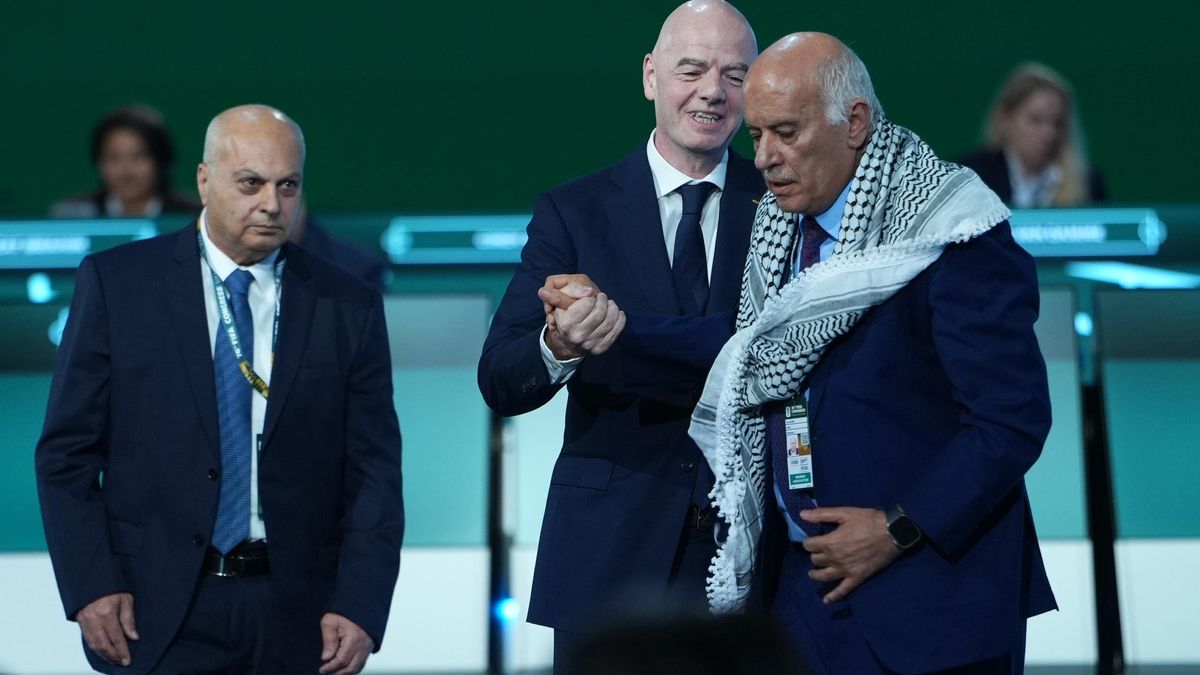 El presidente de la FIFA  intenta que los delegados de Israel y Palestina se den la mano y el palestino se niega