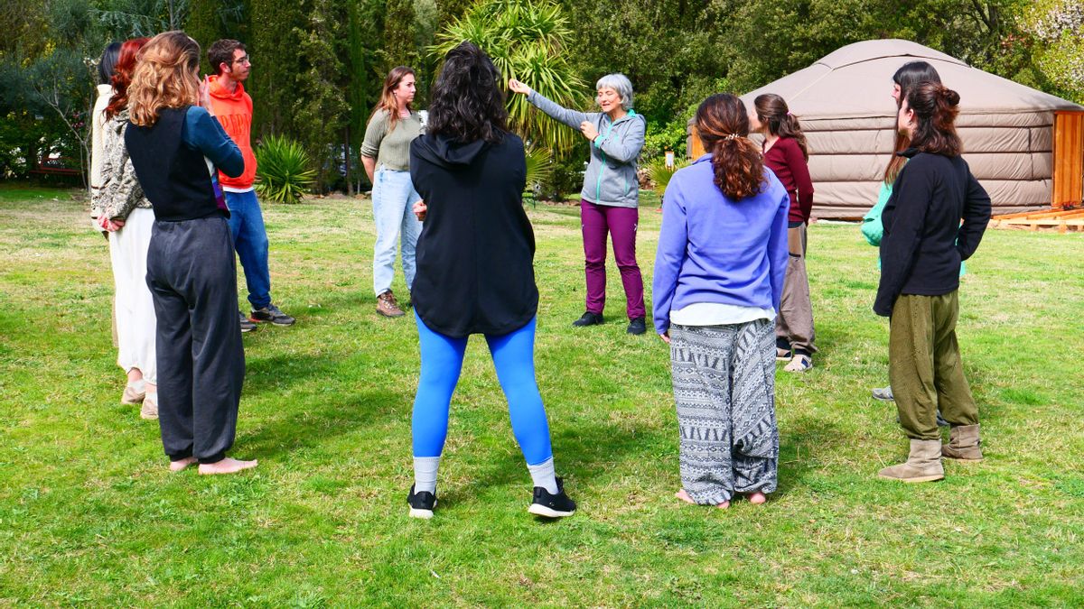 Heike Freire conduce una dinámica al aire libre con un grupo de participantes. Desde 2015 dirige una formación universitaria especializada en Pedagogía Verde.