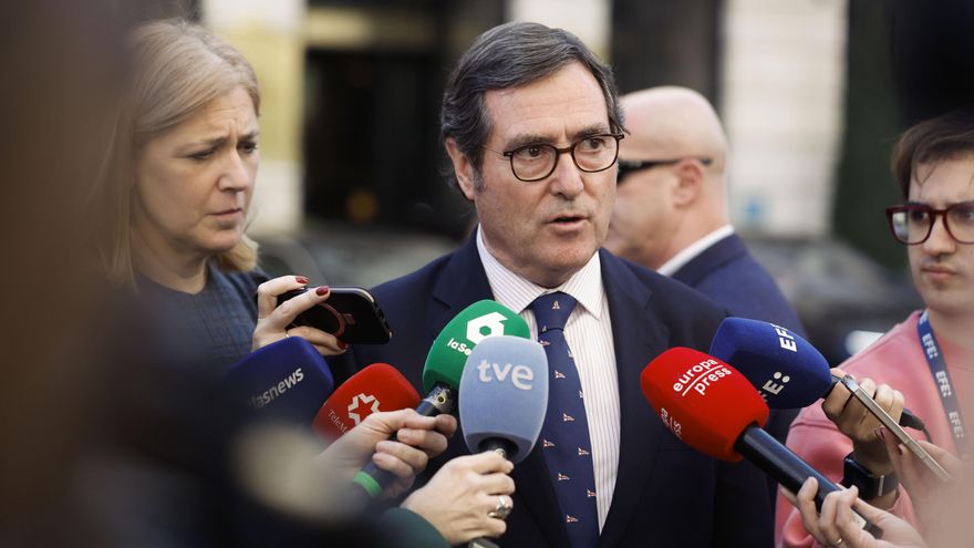 El presidente de la CEOE, Antonio Garamendi, atiende a la prensa en un acto reciente. EFE/ Javier Lizón