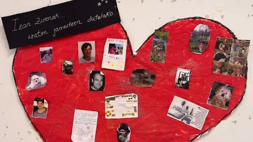 Corazón gigante compuesto por fotografías de familiares y animales de alumnos de la Escuela Pública de Antzuola para abordar la muerte