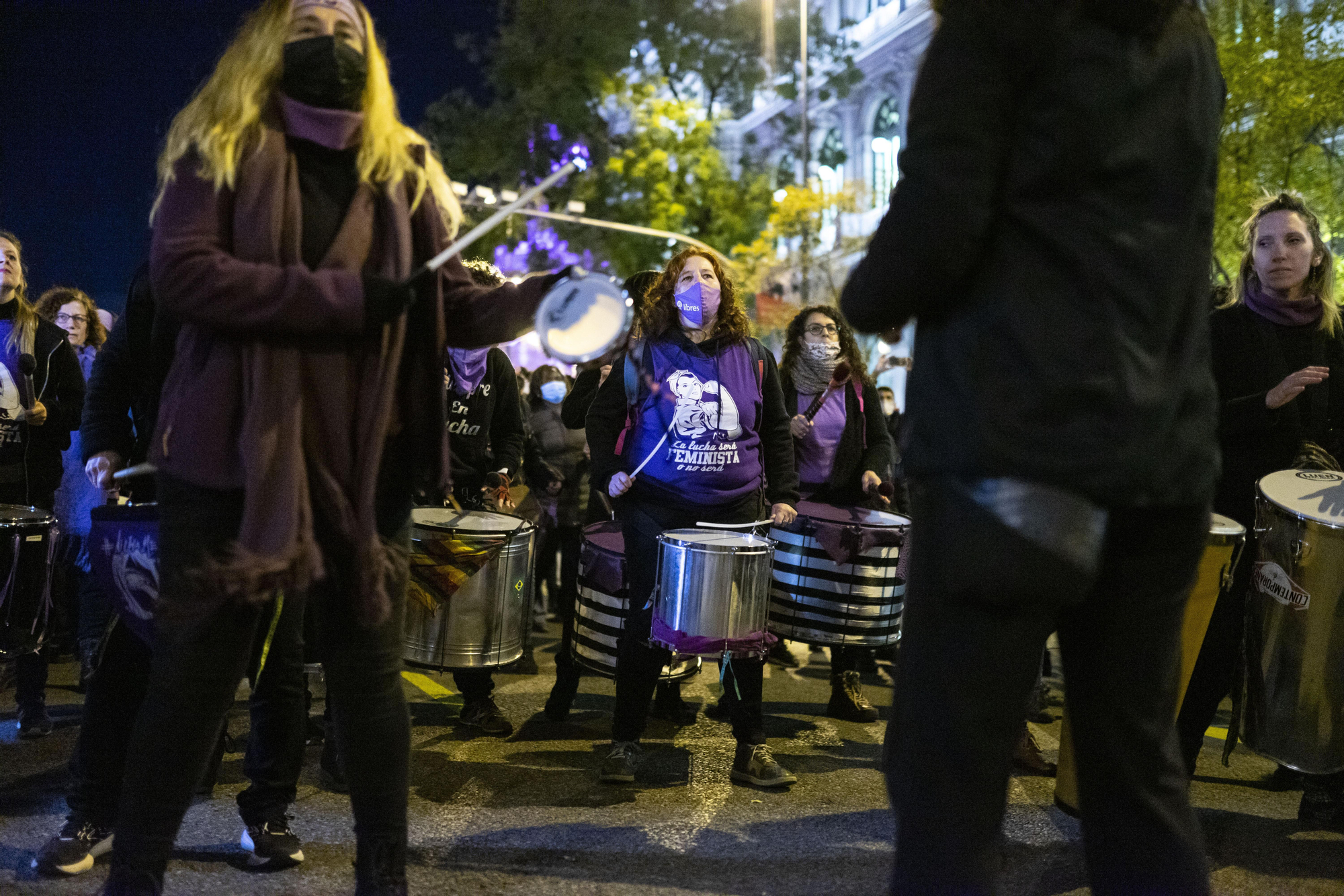 Manifestantes se apoyan en tambores para corear lemas