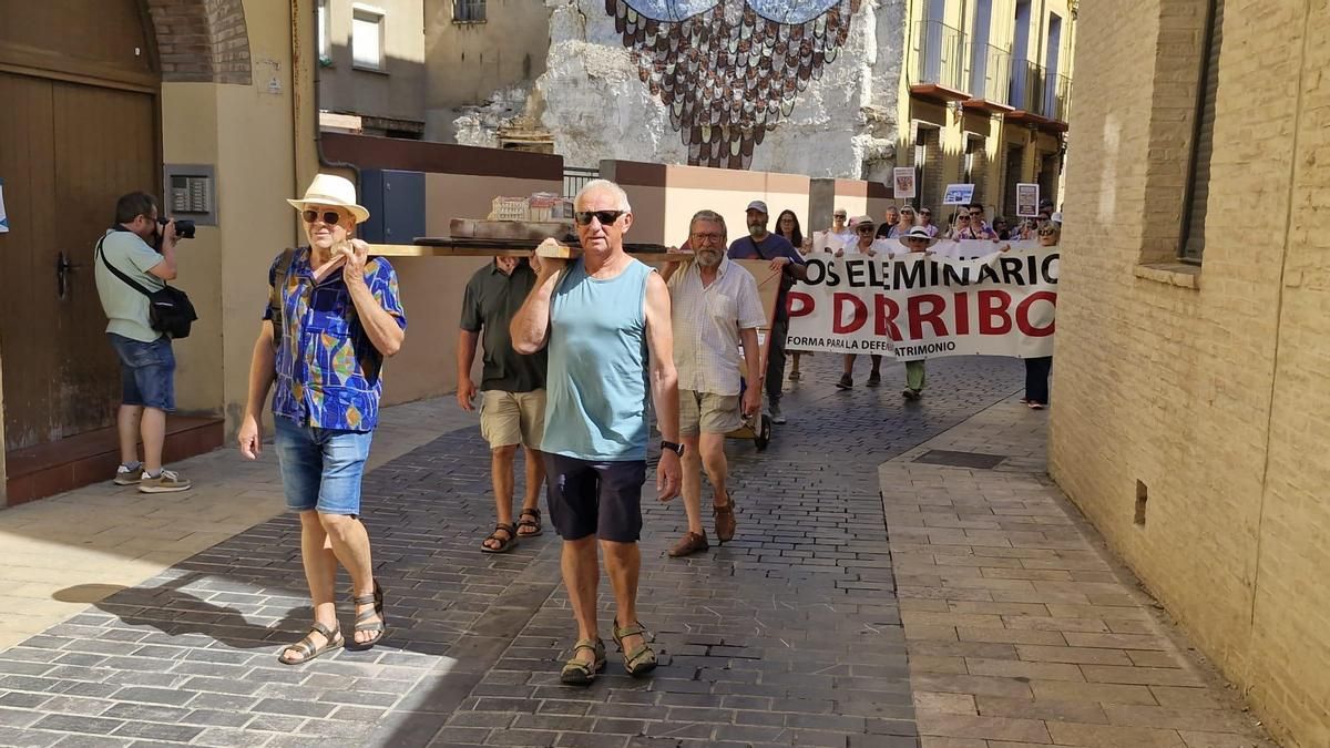 Procesión cívica en Huesca para exigir la recuperación urgente del antiguo Seminario: "Hablar de patrimonio es hablar de memoria"