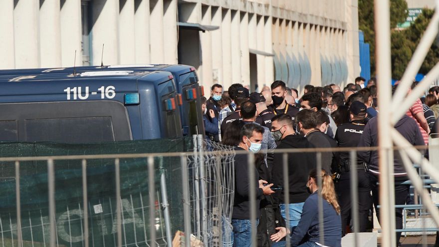 Agentes de la Guardia Civil y de la Policía Nacional en Cataluña guardan cola en las puertas de la comisaría de la Policía Nacional en la Zona Franca de Barcelona donde este lunes ha arrancado la vacunación de más de 4.000 agentes de ambos cuerpos EFE/Alejandro García