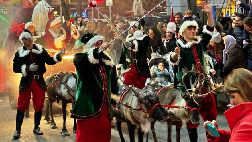 El Gobierno de Almeida pone a cuatro renos a tirar del trineo de Papá Noel entre quejas de Más Madrid por "maltrato"