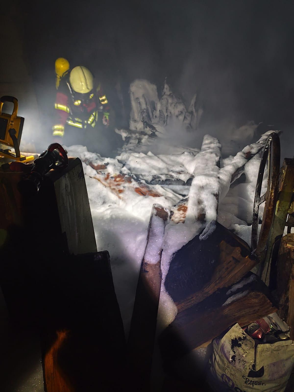 Un bombero durante las tareas de extinción del incendio en una carpintería de San Andrés y Sauces.