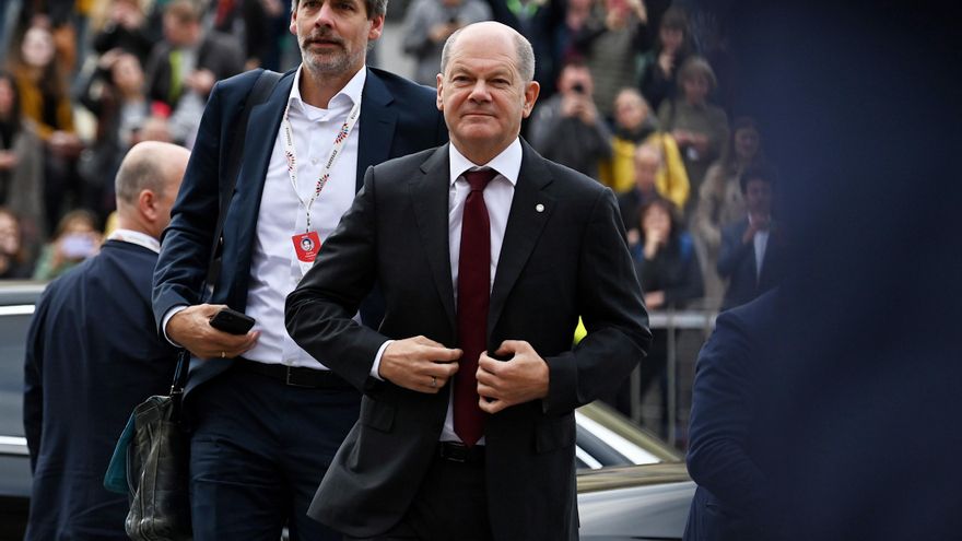 El canciller alemán Olaf Scholz (c) llega con el portavoz del Gobierno, Steffen Hebestreit, para la Reunión de la Comunidad Política Europea en Praga este jueves. EFE/EPA/FILIP SINGER