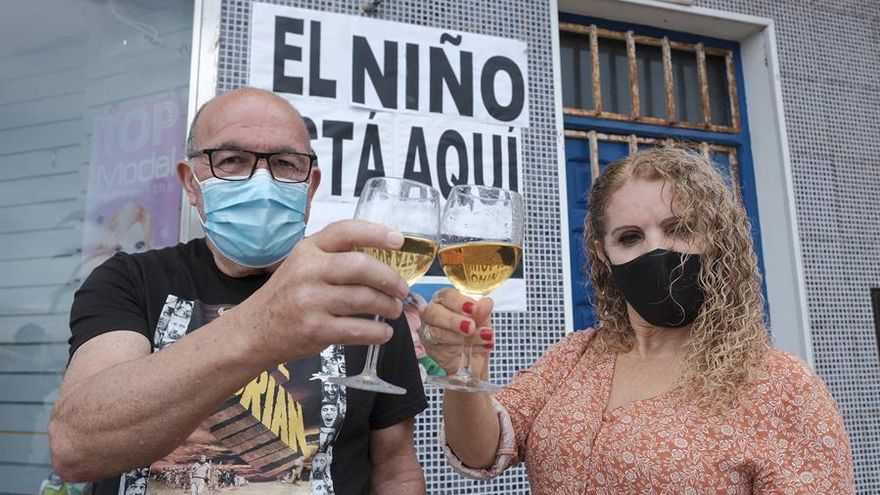 Los dueños y familiares de la administración de lotería 44300, Juan León Moreno y Pino Montesdeoca Bolaños, ubicada en el municipio grancanario de Gáldar, celebran con champán, el haber dado el primer premio de la Lotería de El Niño. EFE/Ángel Medina G.