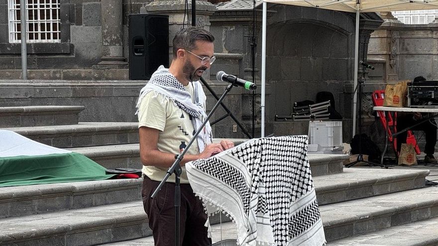 El periodista de Televisión Canaria Victorio Pérez Moreno lee los nombres de niños y niñas asesinados en Gaza durante la ofensiva israelí.