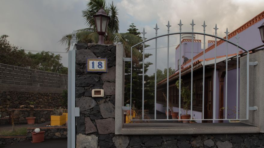 Un vecino retira la ceniza del tejado de su casa, ubicada en la zona de exclusión