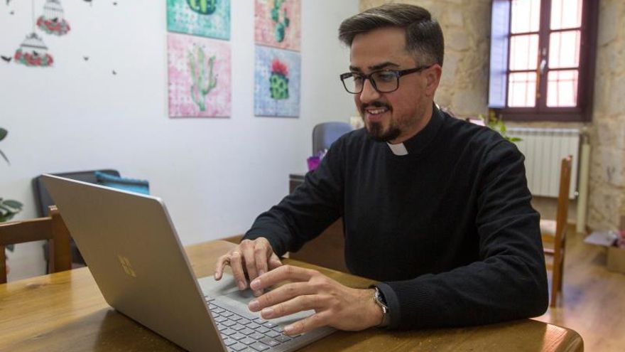 El sacerdote zamorano Florentino Pérez cuenta ya con más seguidores en las redes sociales que en algunas de las misas que oficia gracias a que cada jueves invita a diversas personalidades a compartir mantel, que puedan así comprobar lo que es comer como un cura y a la vez conversen con él en una emisión retransmitida con su móvil en directo a través de la red social Instagram.