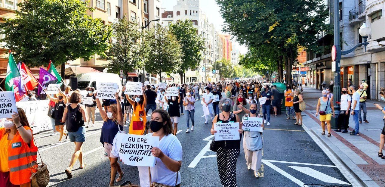 Trabajadoras de limpieza, de comerdores y de transporte a durante la manifestación en Bilbao