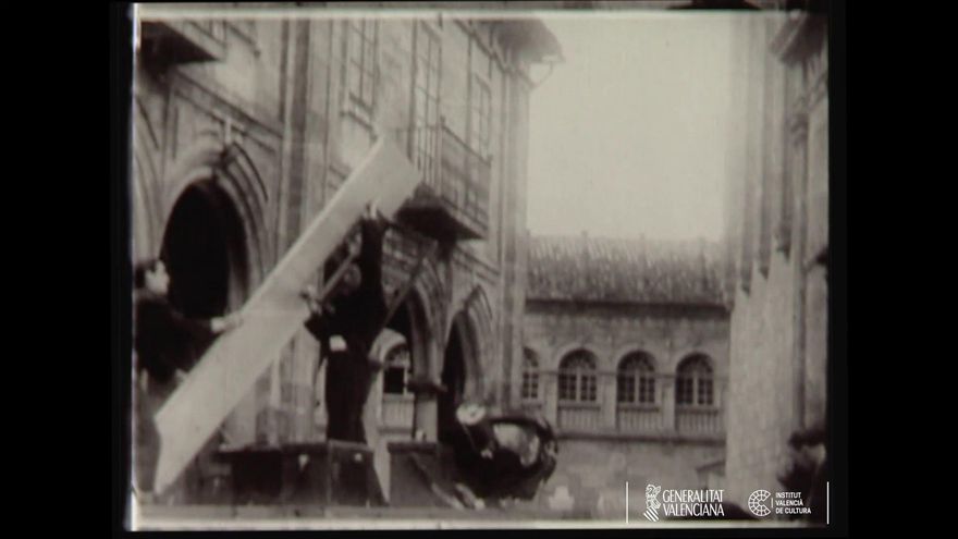 Operarios de La Barraca montan un escenario en la Praza da Quintana de Santiago de Compostela en agosto de 1932