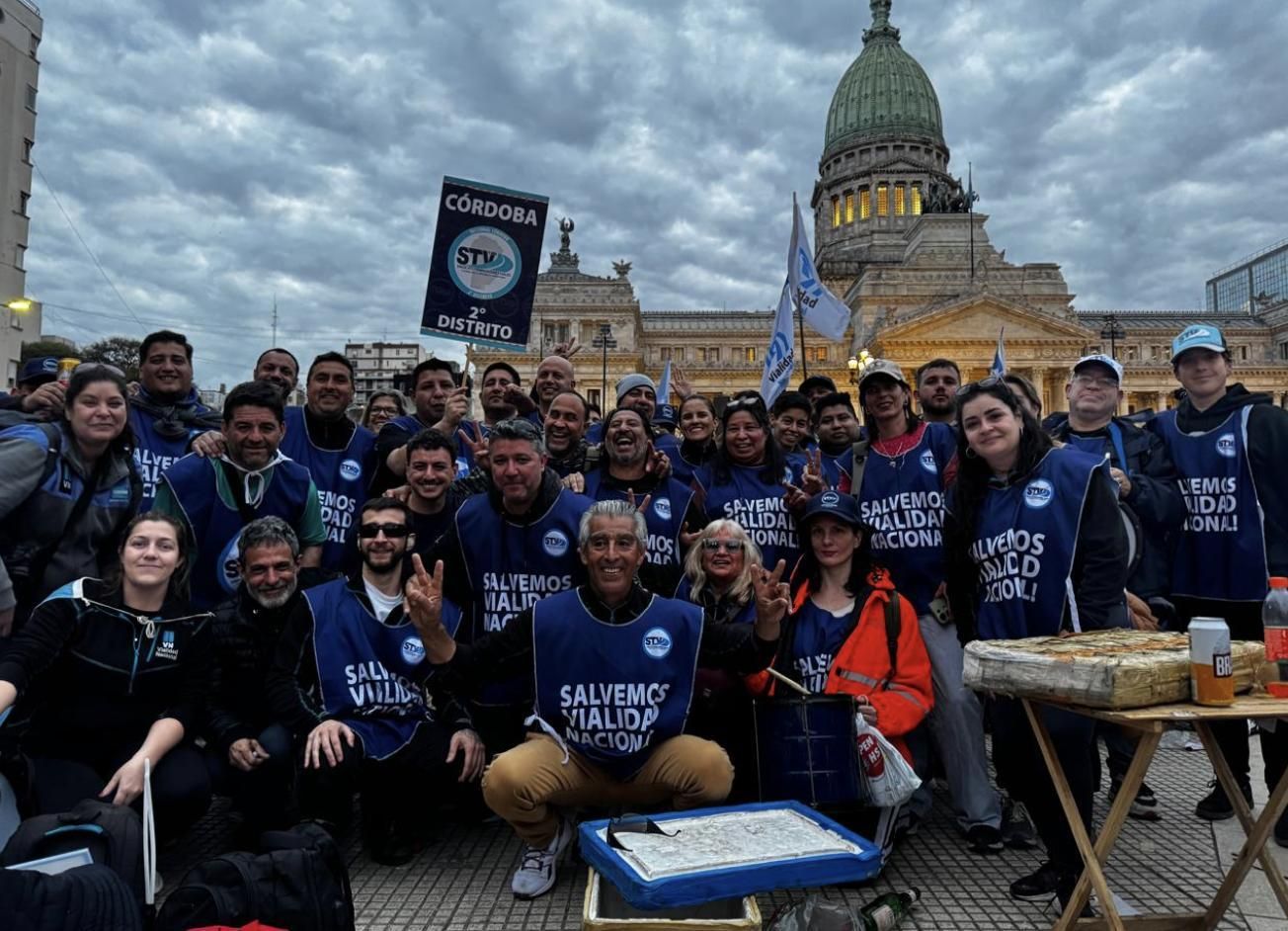 Laura junto a sus compañeros empleados Vialidad Nacional del 2° Distrito Córdoba, el jueves frente al Congreso.