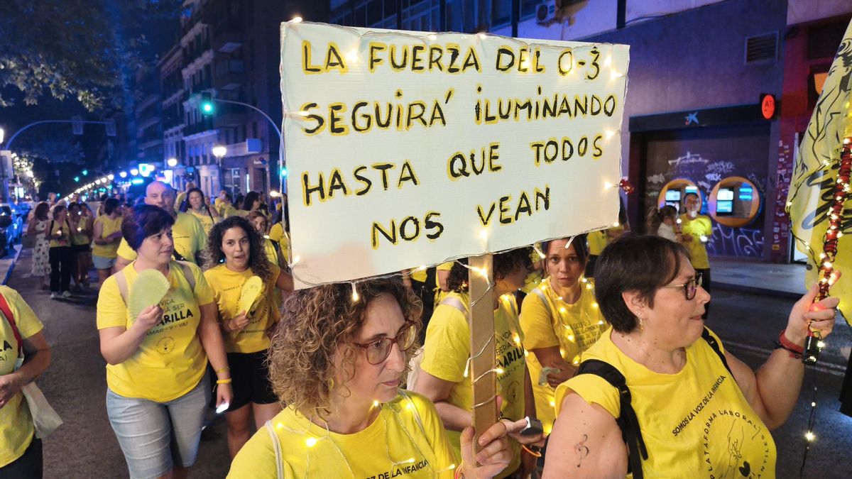 Educadoras infantiles en la manifestación nocturna en Madrid