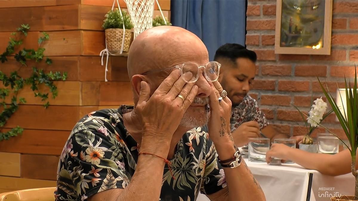 Un soltero de 'First Dates' sorprende a su cita al romper a llorar: "Nunca me había pasado algo así"