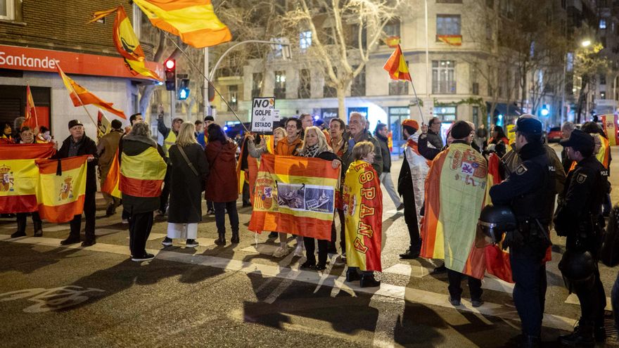 Personas congregadas junto a la sede del PSOE en la calle Ferraz de Madrid.